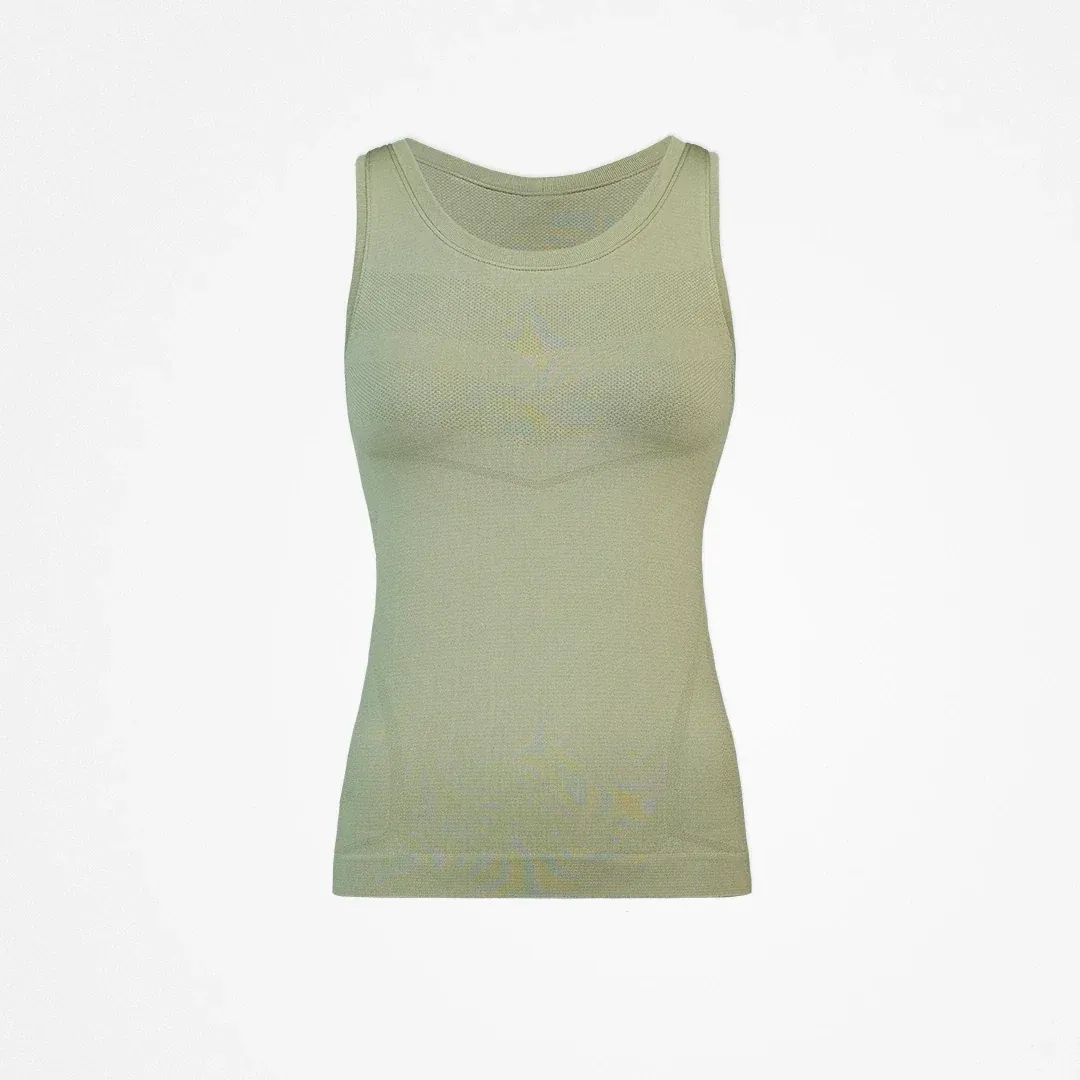 Vorher: Sport-Tanktop in Salbeigrün als Freisteller, das Originalbild aus dem Shop