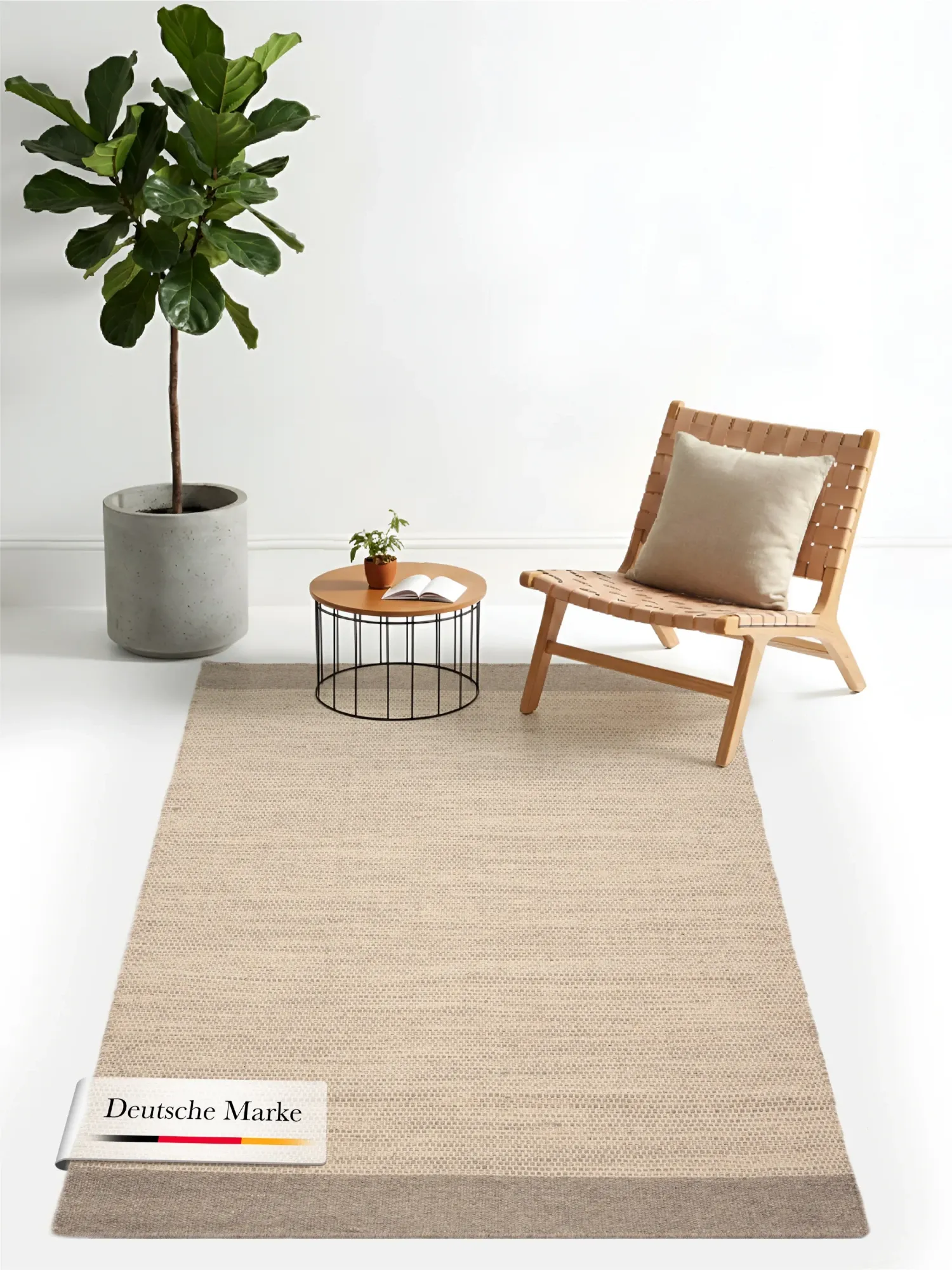 Nachher: derselbe Teppich im Wohnzimmer mit Sessel und Pflanze, aus dem Originalbild erzeugt